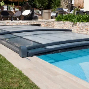 Piscine rectangulaire 10x4 avec abri plat, plage et lagon grès cérame