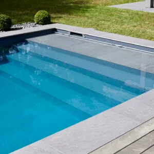 Couloir de nage rectangulaire 14x4 avec volet motorisé, margelles en grès cérame matrix