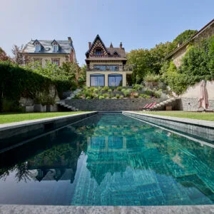 Couloir de nage rectangulaire 15x3 avec volet motorisé, margelles pierres naturelles gris d'asie flammée