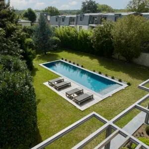 Couloir de nage rectangulaire 14x4 avec volet motorisé, margelles en grès cérame matrix