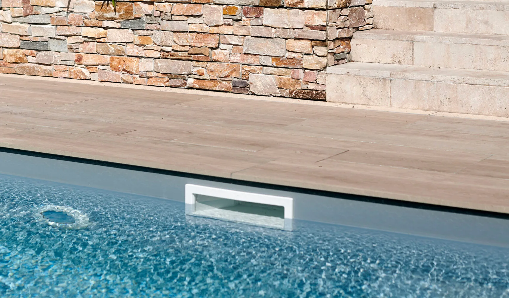 Piscine rectangulaire 10x4 avec abri plat, plage et lagon grès cérame
