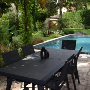 Piscine rectangulaire 9x4 avec volet motorisé , margelles en pierres naturelles avec une terrasse en bois