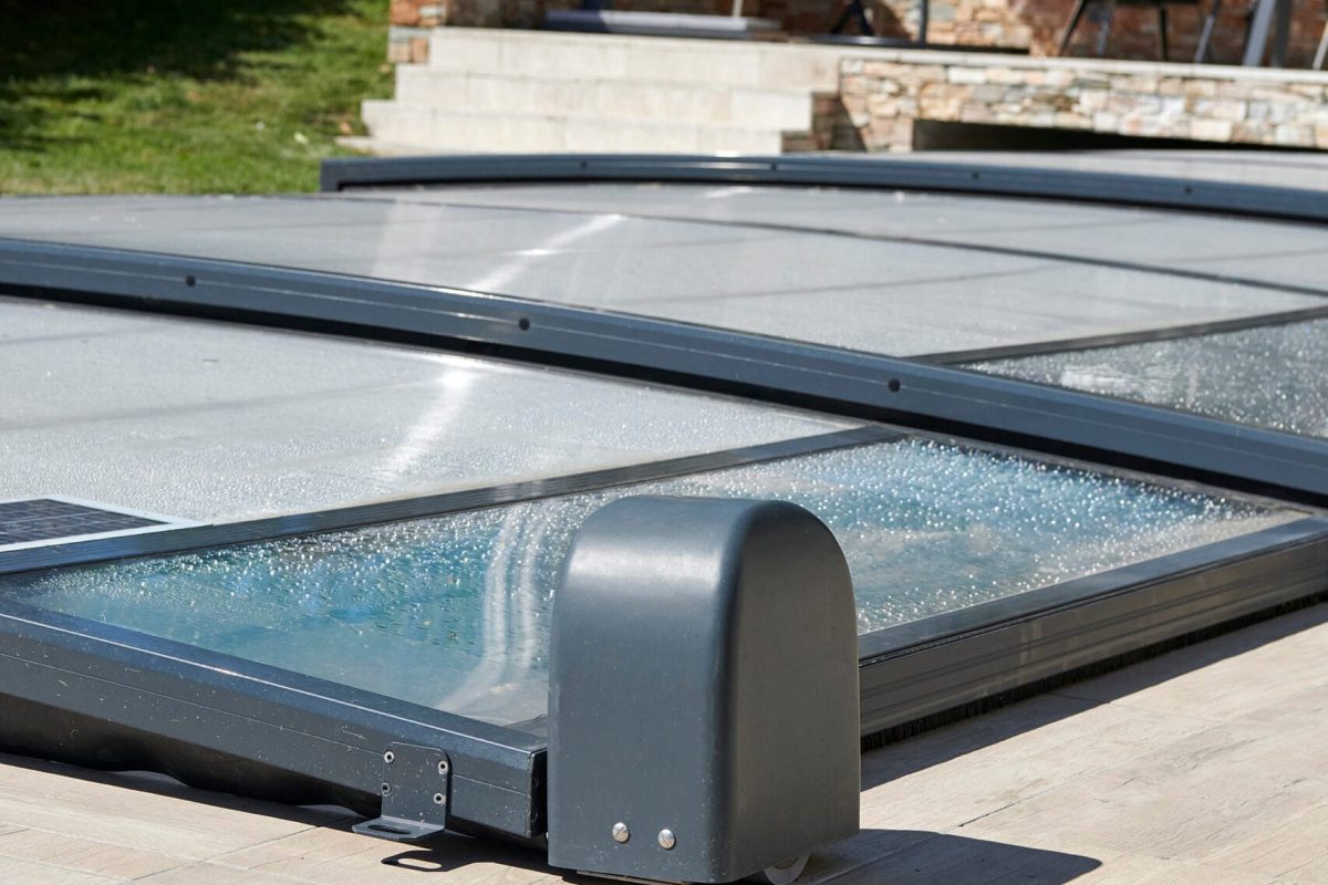 Piscine rectangulaire 10x4 avec abri plat, plage et lagon grès cérame