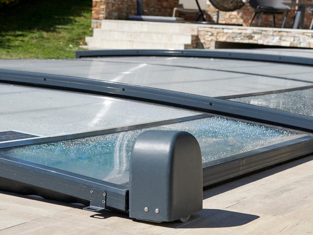 Piscine rectangulaire 10x4 avec abri plat, plage et lagon grès cérame