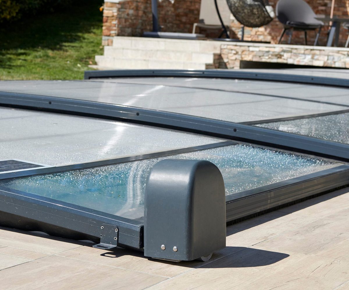 Piscine rectangulaire 10x4 avec abri plat, plage et lagon grès cérame