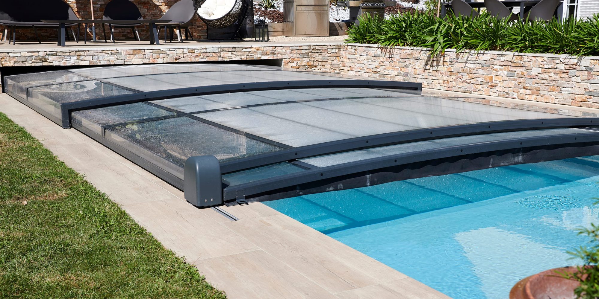 Piscine rectangulaire 10x4 avec abri plat, plage et lagon grès cérame