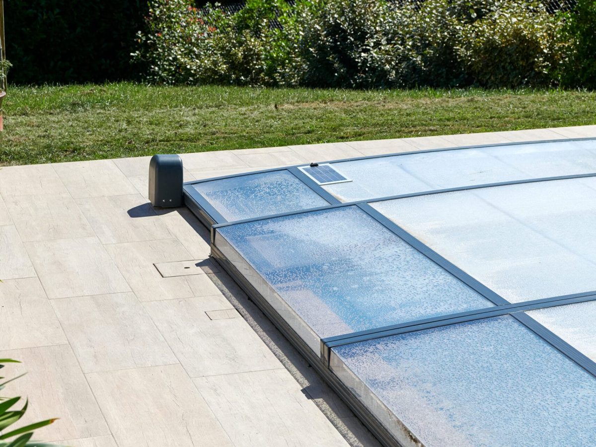 Piscine rectangulaire 10x4 avec abri plat, plage et lagon grès cérame