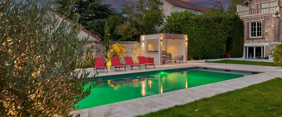 Aménagement des abords d'une piscine éclairée par leds. © Fabrice FERRER - Hénocque Piscines