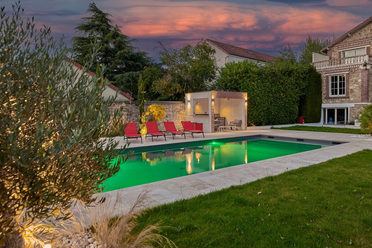 Aménagement des abords d'une piscine éclairée par leds. © Fabrice FERRER - Hénocque Piscines