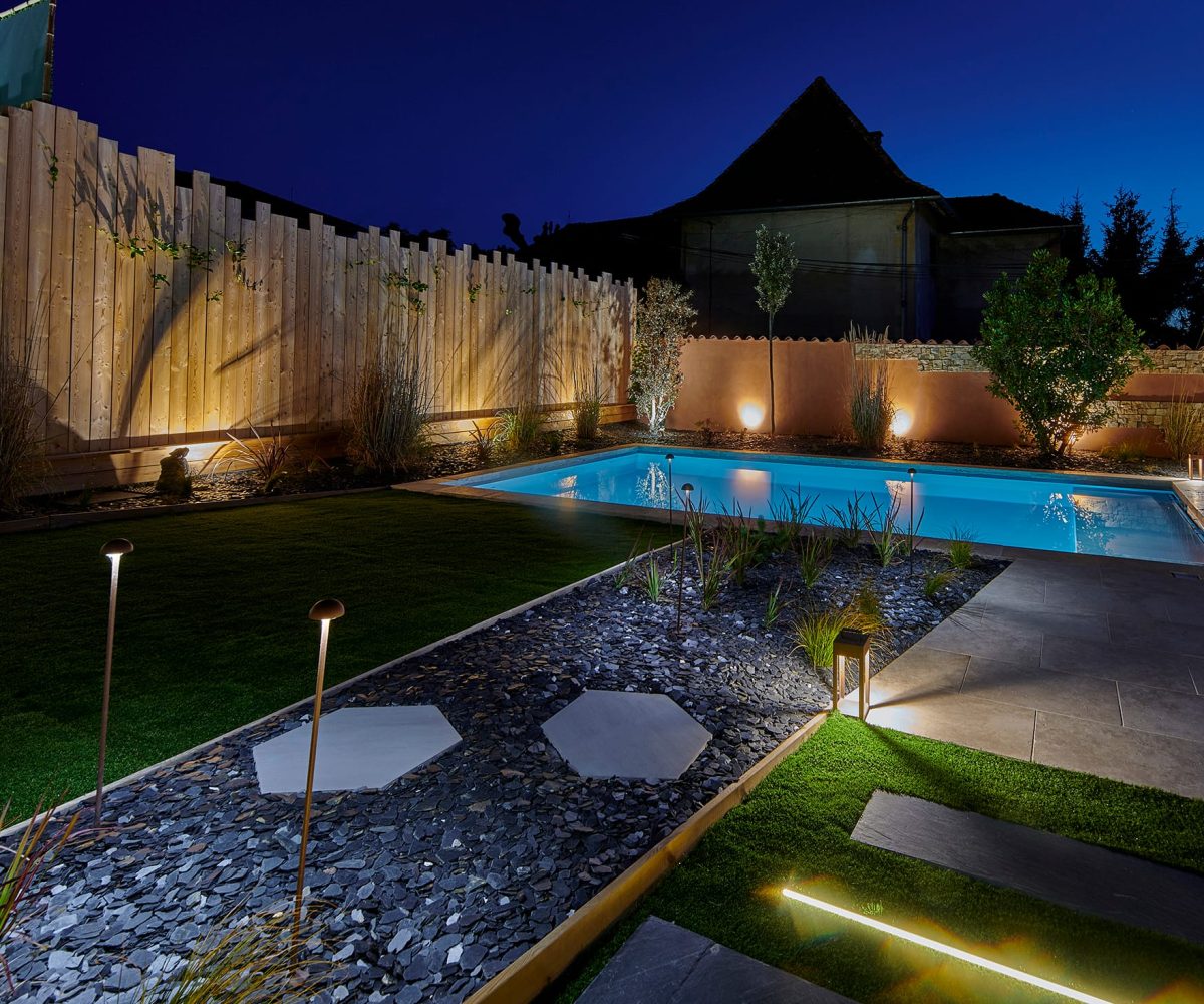 Aménagement extérieure autour d'une piscine familiale avec éclairage leds. © Fabrice FERRER - Réalisation Piscine Week-End