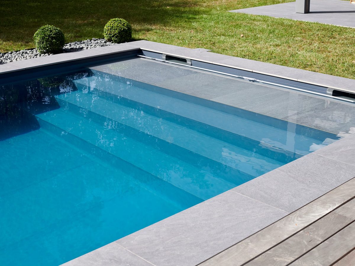 Couloir de nage rectangulaire 14x4 avec volet motorisé, margelles en grès cérame matrix