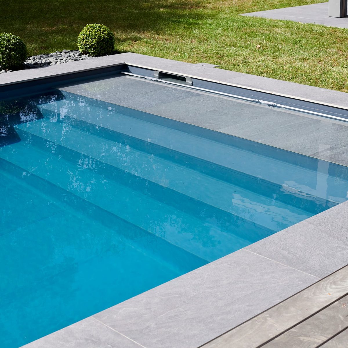 Couloir de nage rectangulaire 14x4 avec volet motorisé, margelles en grès cérame matrix