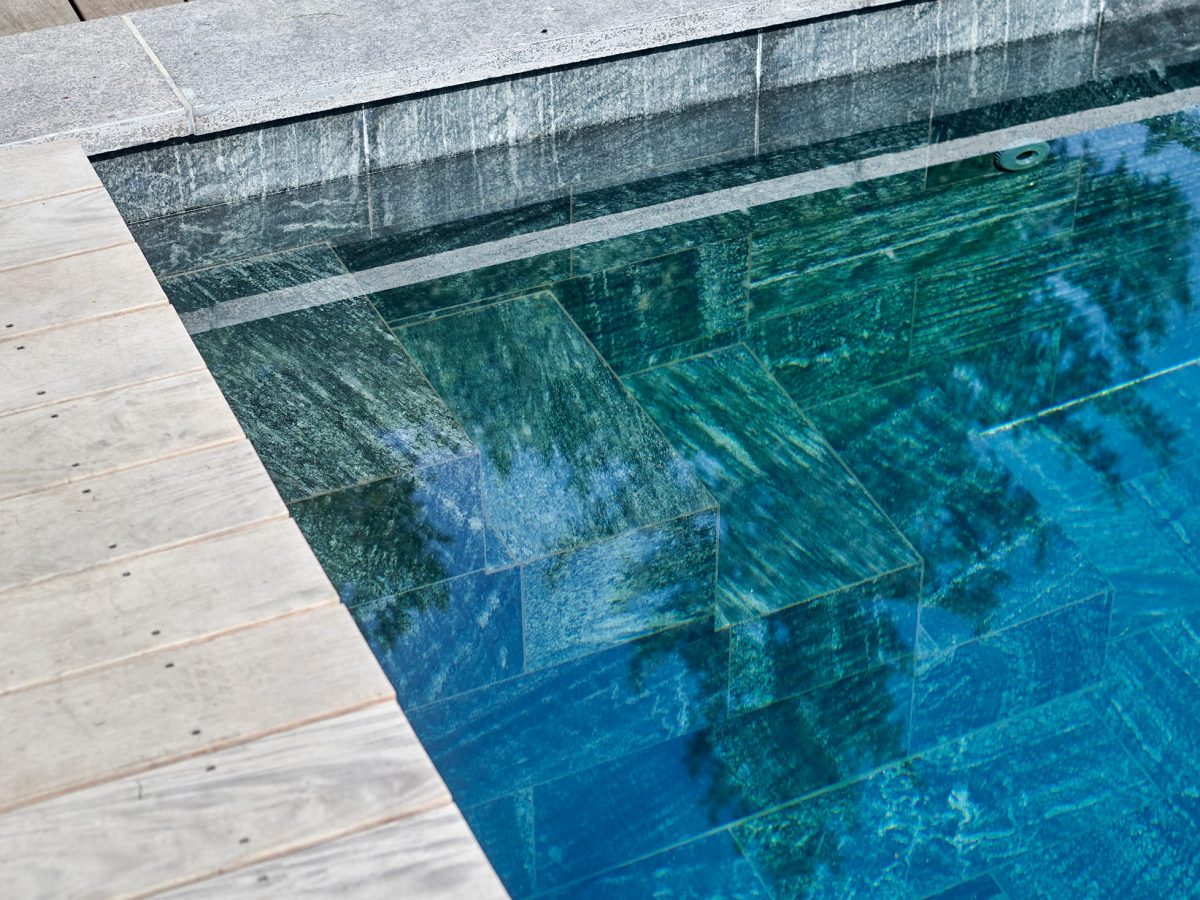 Couloir de nage rectangulaire 15x3 avec volet motorisé, margelles pierres naturelles gris d'asie flammée