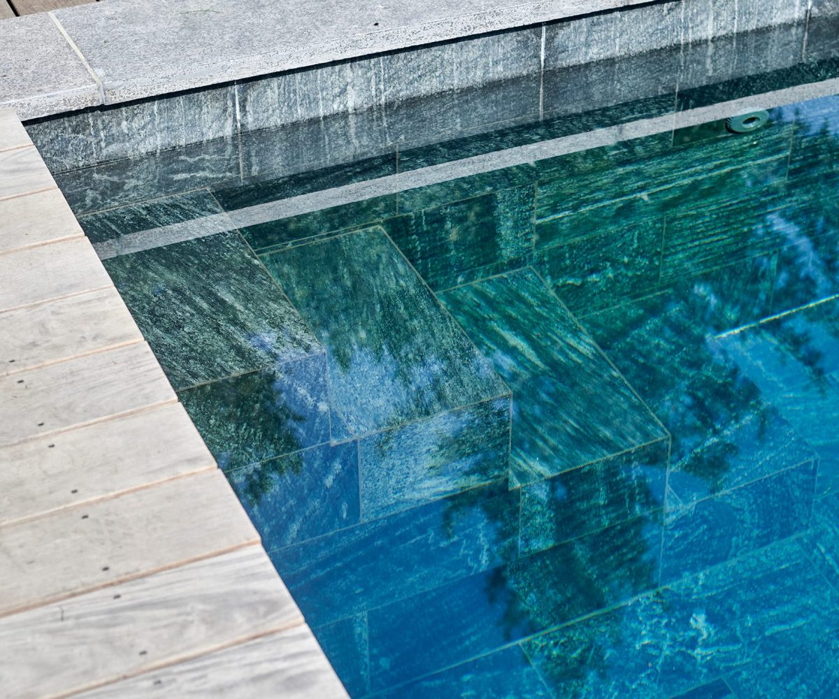 Couloir de nage rectangulaire 15x3 avec volet motorisé, margelles pierres naturelles gris d'asie flammée