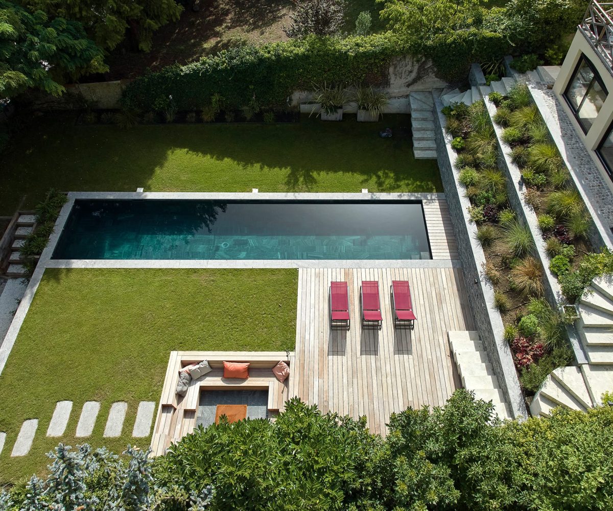 Couloir de nage rectangulaire 15x3 avec volet motorisé, margelles pierres naturelles gris d'asie flammée