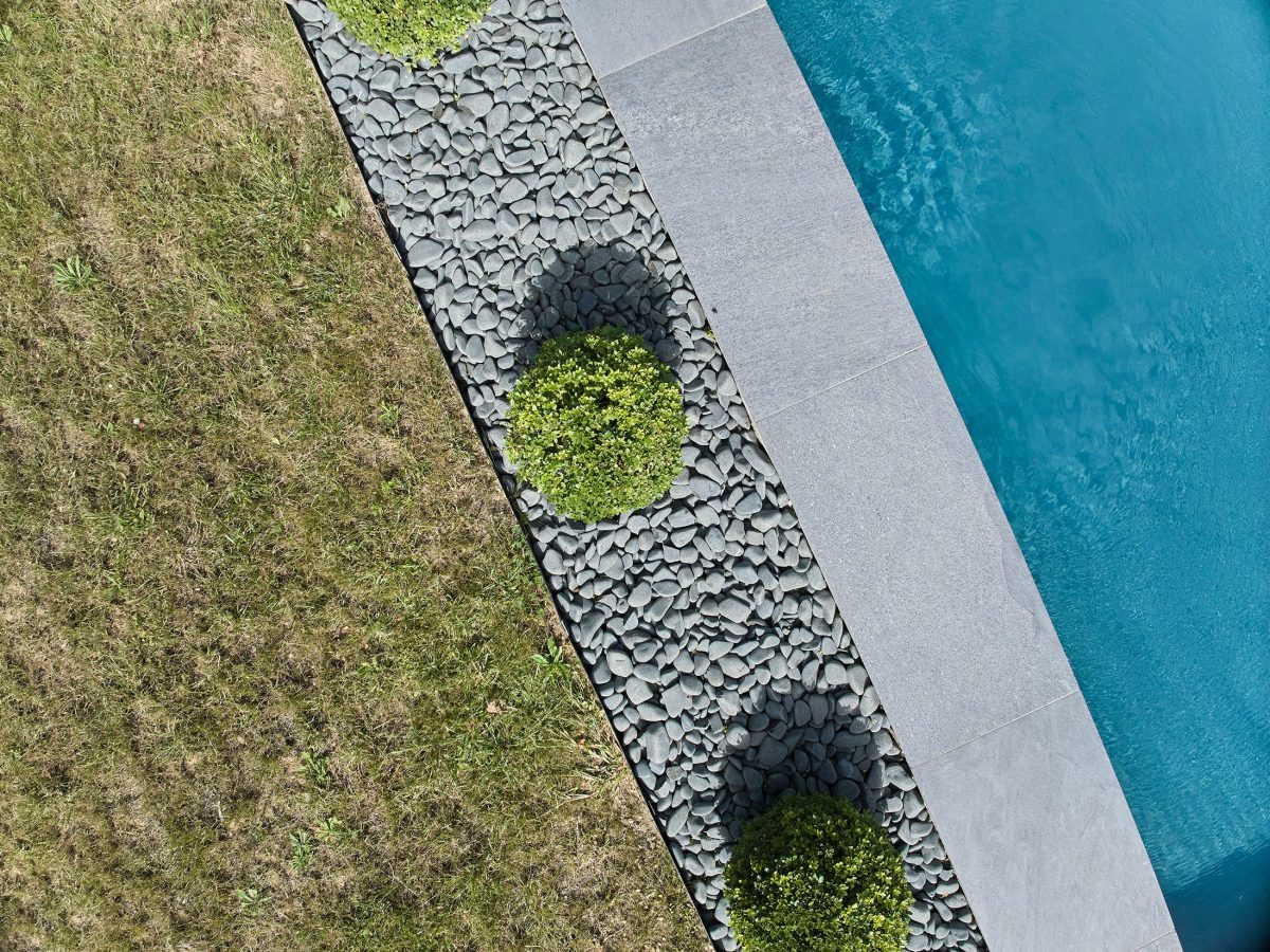 Couloir de nage rectangulaire 14x4 avec volet motorisé, margelles en grès cérame matrix