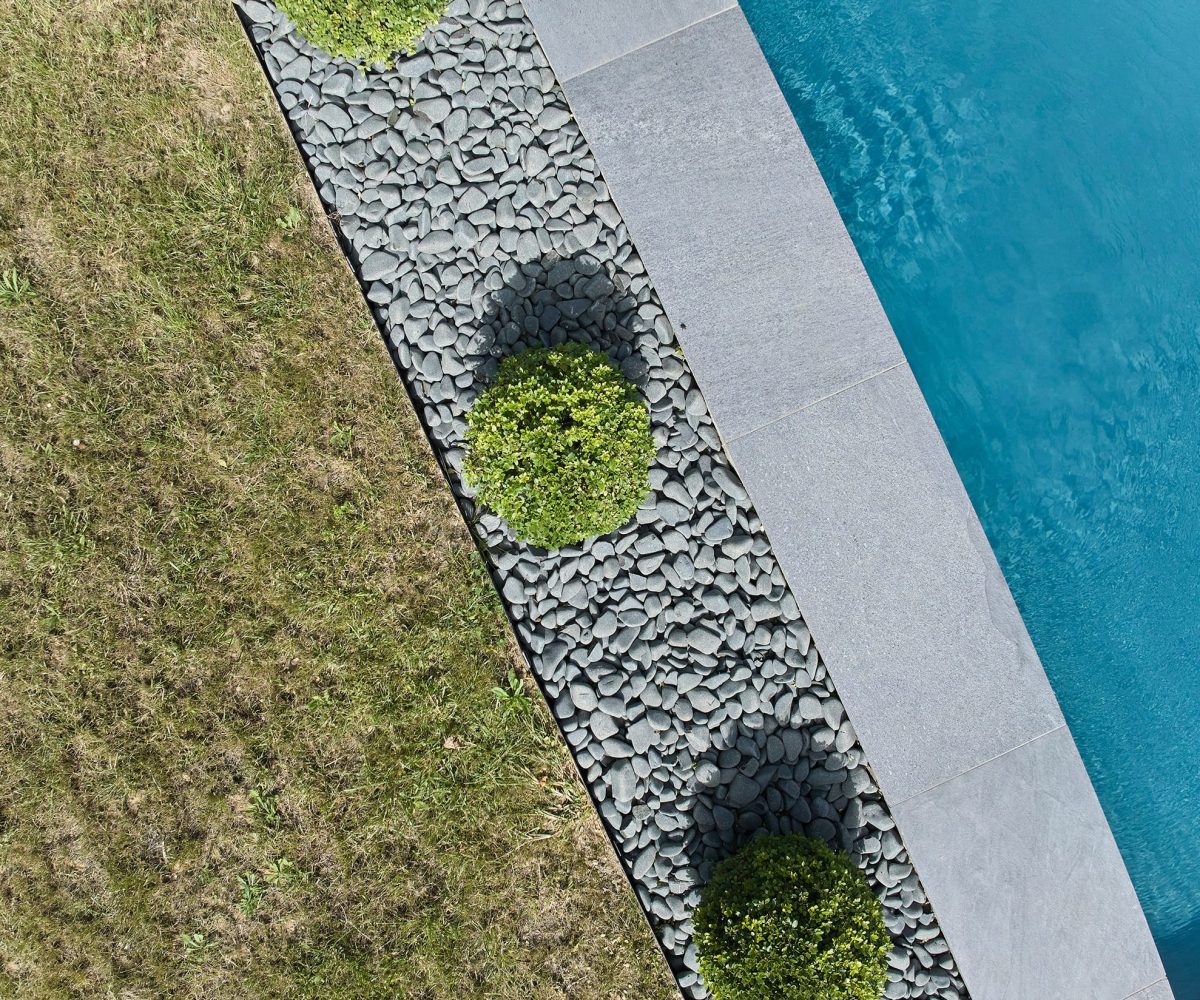 Couloir de nage rectangulaire 14x4 avec volet motorisé, margelles en grès cérame matrix