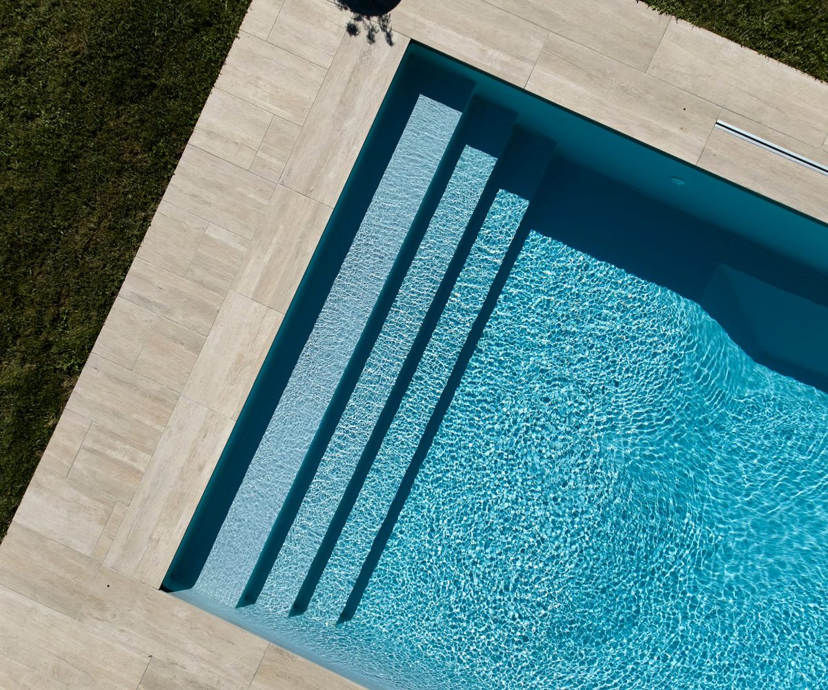 Piscine rectangulaire 10x4 avec abri plat, plage et lagon grès cérame