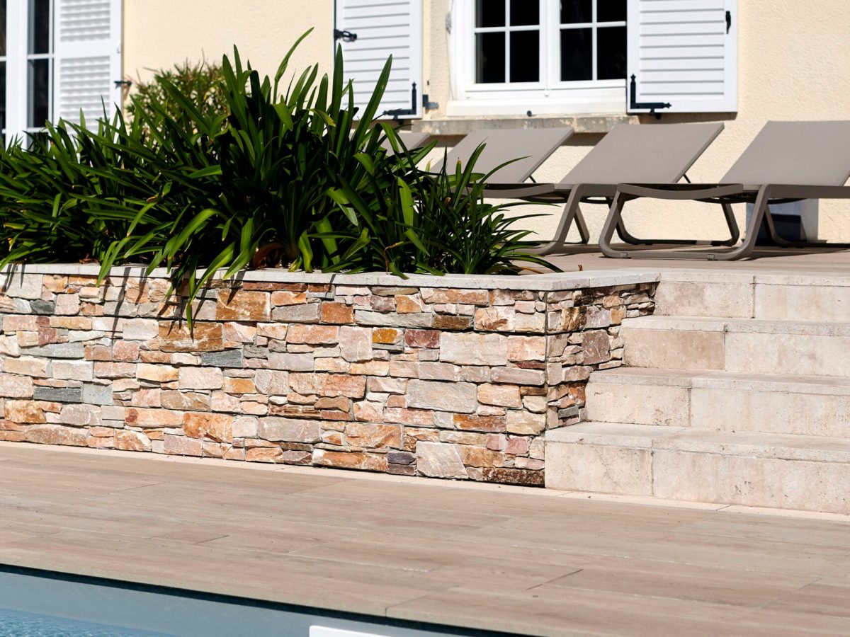 Piscine rectangulaire 10x4 avec abri plat, plage et lagon grès cérame