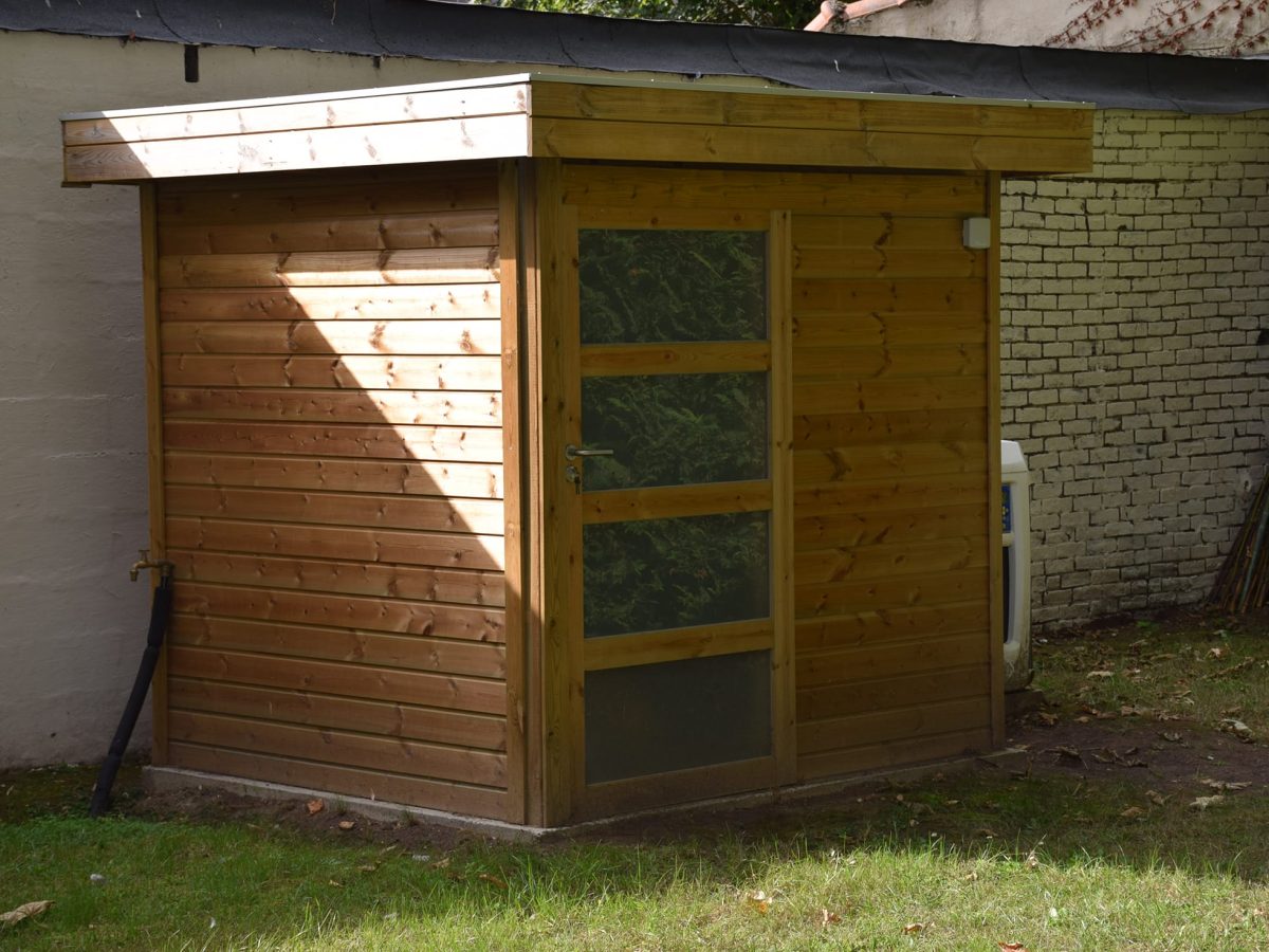 Piscine rectangulaire 9x4 avec volet motorisé , margelles en pierres naturelles avec une terrasse en bois