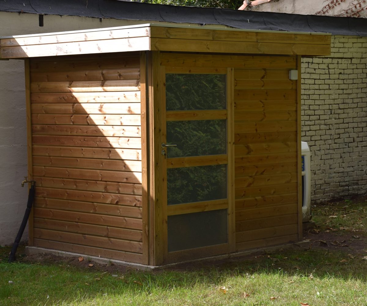 Piscine rectangulaire 9x4 avec volet motorisé , margelles en pierres naturelles avec une terrasse en bois