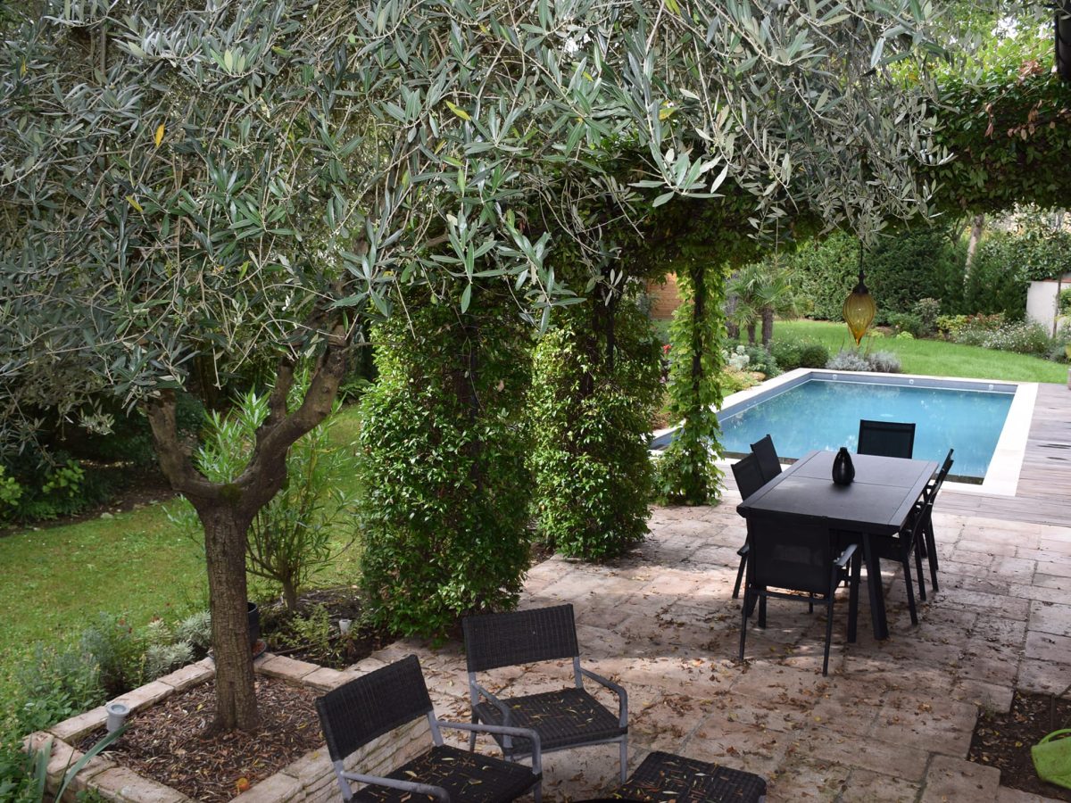 Piscine rectangulaire 9x4 avec volet motorisé , margelles en pierres naturelles avec une terrasse en bois