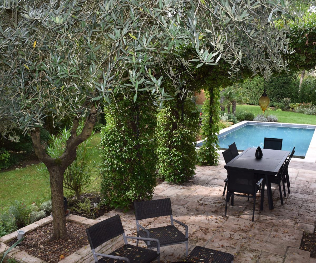 Piscine rectangulaire 9x4 avec volet motorisé , margelles en pierres naturelles avec une terrasse en bois