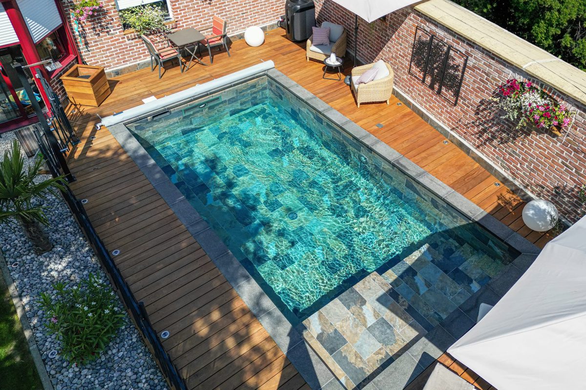 Piscine sur mesure avec intégration d'une turbine de nage à contre-courant et un espace détente extérieur. © L'Impression Responsable - Piscine & Jardin