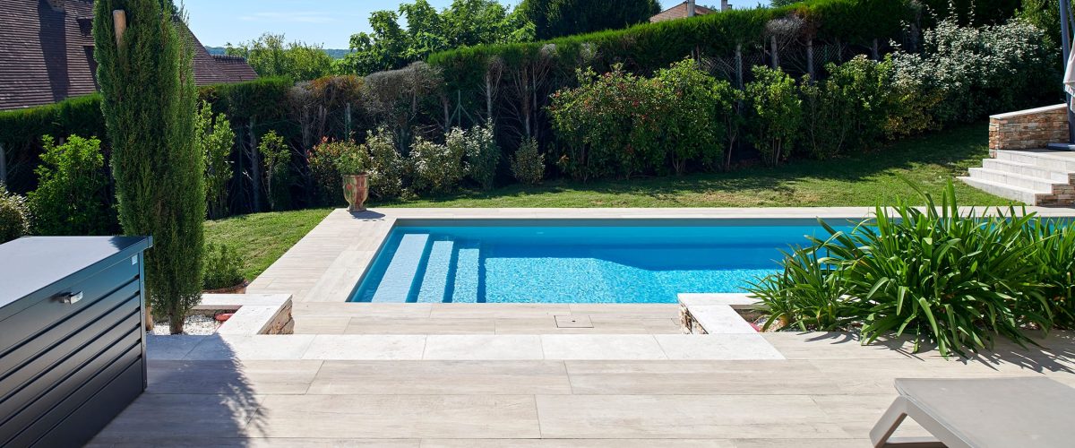 Piscine rectangulaire 10x4 avec abri plat, plage et lagon grès cérame