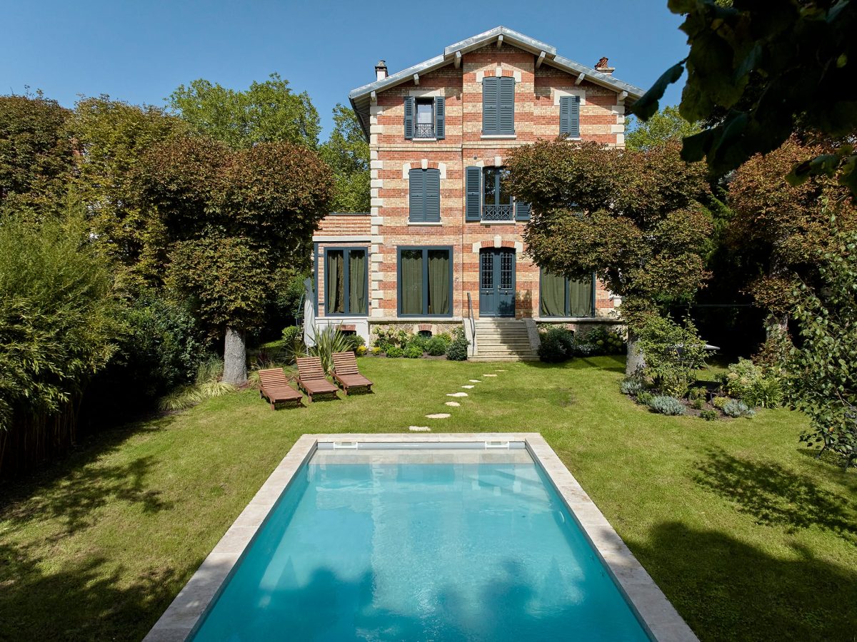 Piscine rectangulaire 8,20x4 avec volet motorisé, margelles pierres naturelles travertin nuance