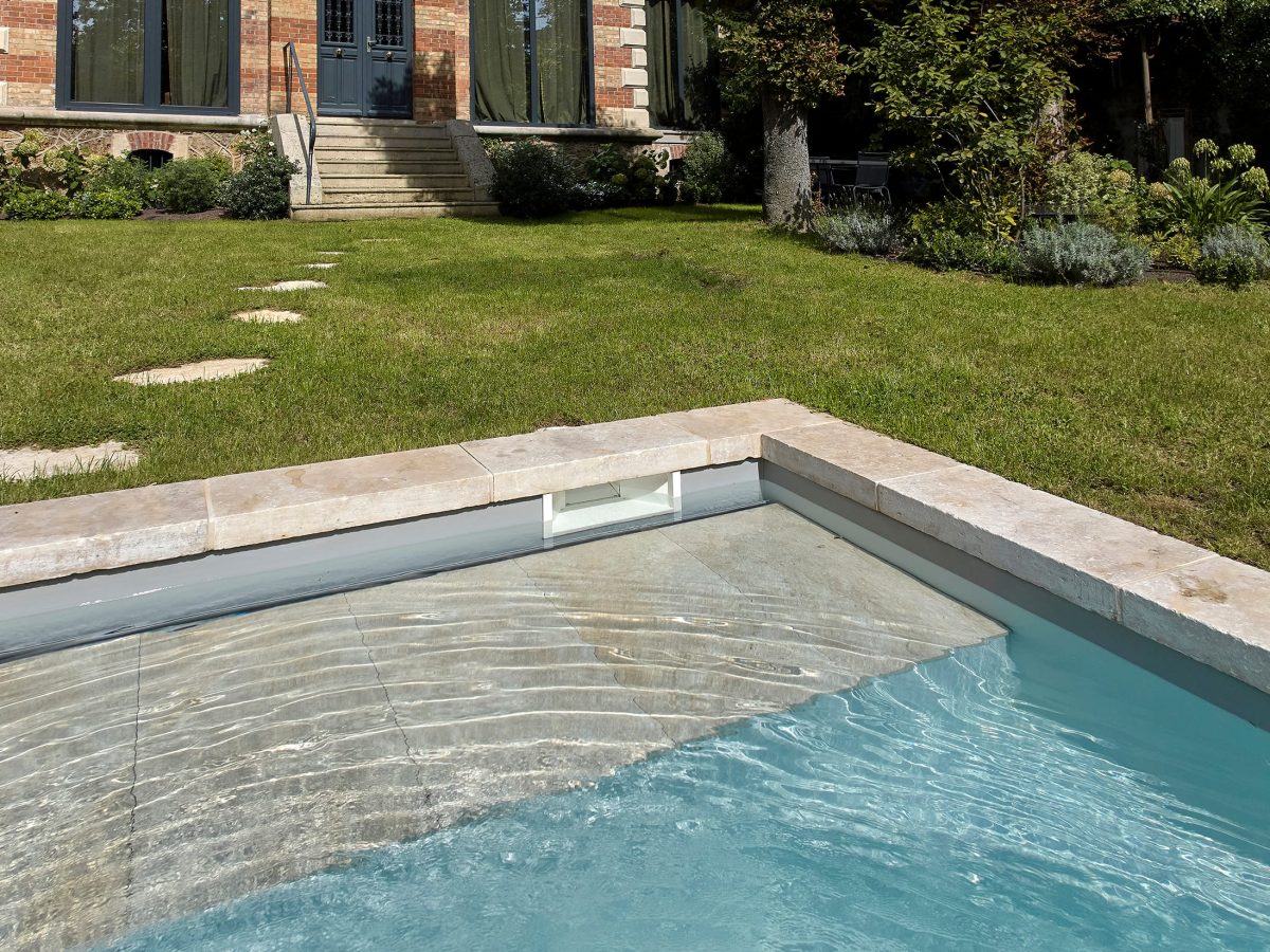 Piscine rectangulaire 8,20x4 avec volet motorisé, margelles pierres naturelles travertin nuance