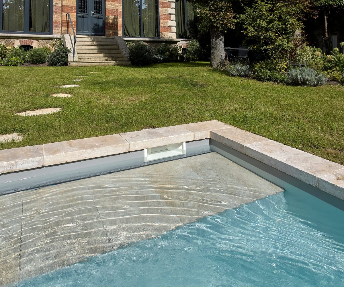 Piscine rectangulaire 8,20x4 avec volet motorisé, margelles pierres naturelles travertin nuance