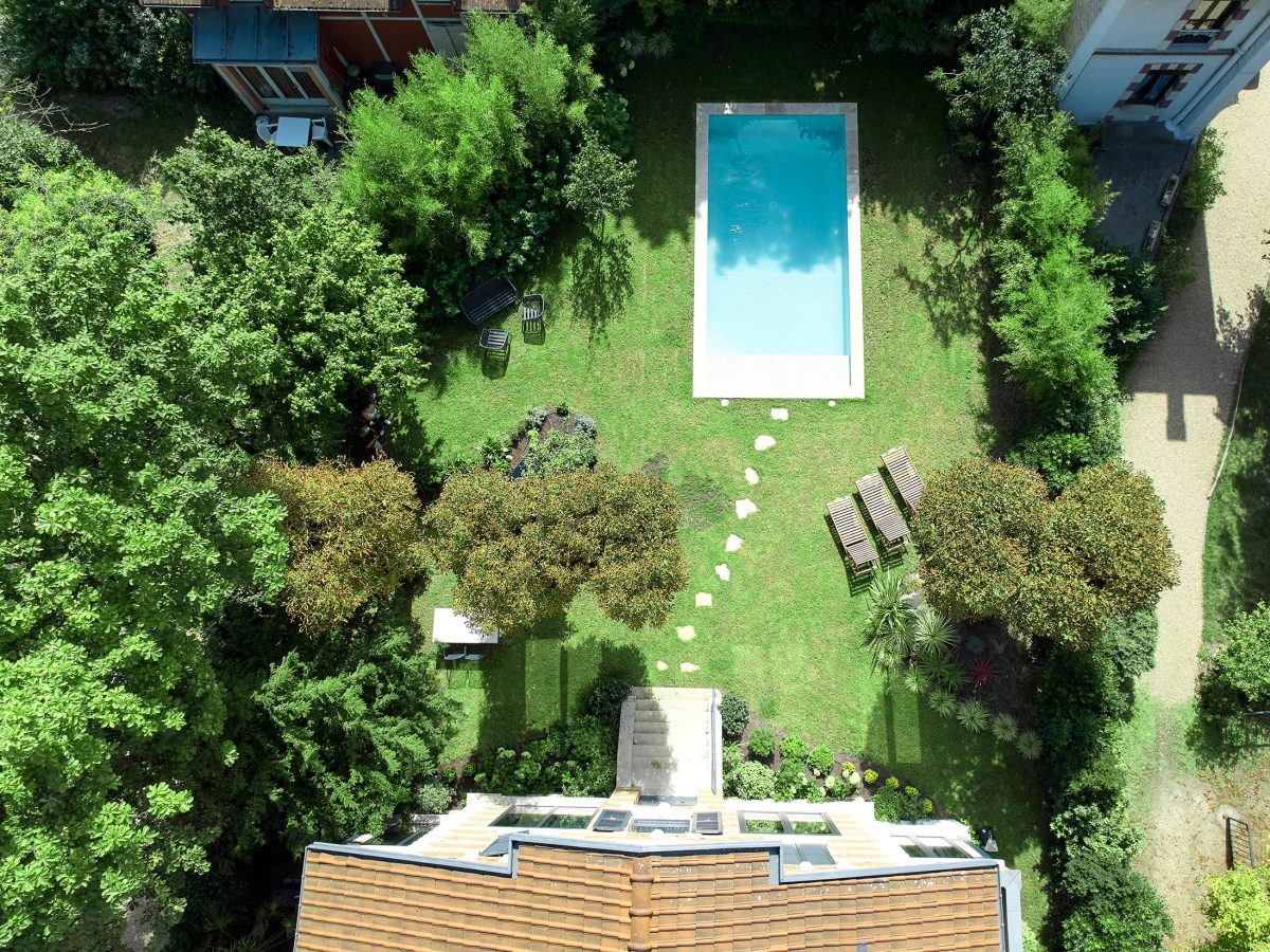 Piscine rectangulaire 8,20x4 avec volet motorisé, margelles pierres naturelles travertin nuance