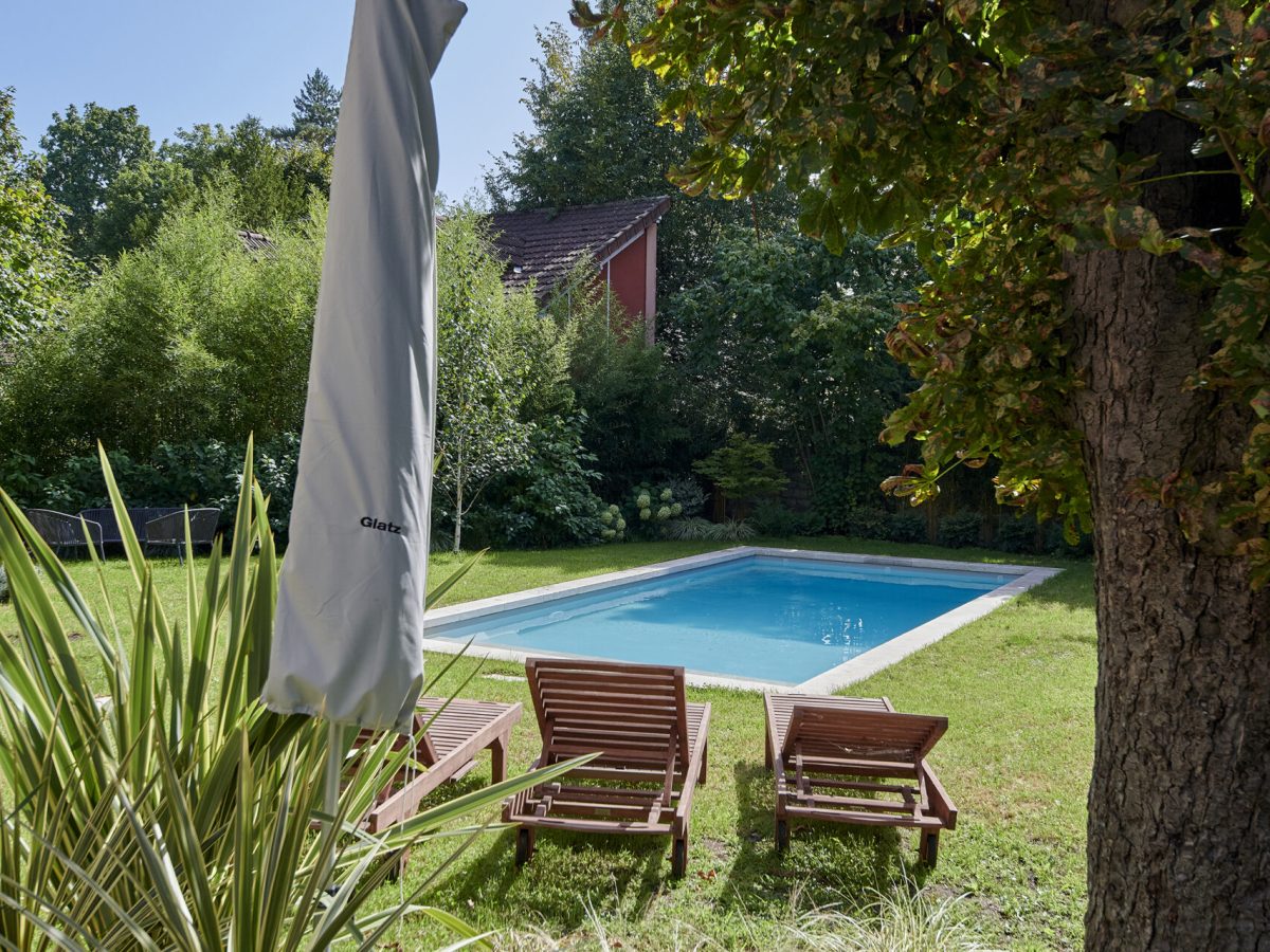 Piscine rectangulaire 8,20x4 avec volet motorisé, margelles pierres naturelles travertin nuance