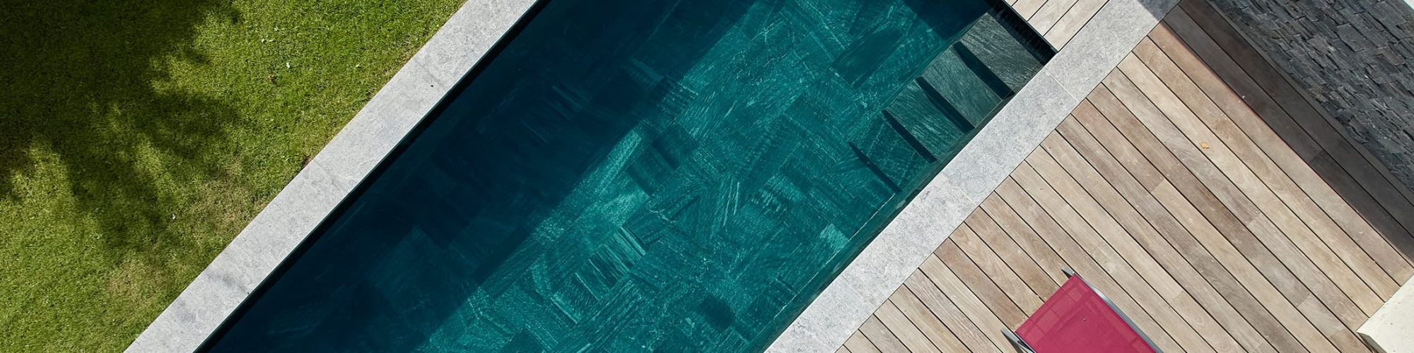 Couloir de nage rectangulaire 15x3 avec volet motorisé, margelles pierres naturelles gris d'asie flammée